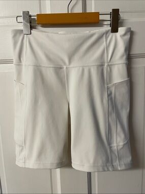 Athleta Ultimate Stash ll 7” short in white bicycle shorts women’s size M